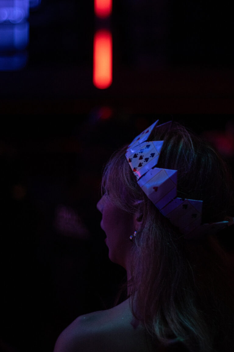 Garota com coroa de papel sob luz azul — Sad Baile Joker, Halloween em São Paulo, 17/10/2026