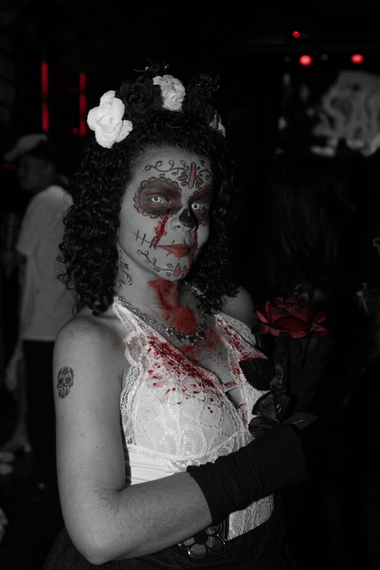 Garota com maquiagem de caveira mexicana e flores no cabelo — Sad Baile Joker, Halloween em São Paulo, 17/10/2026