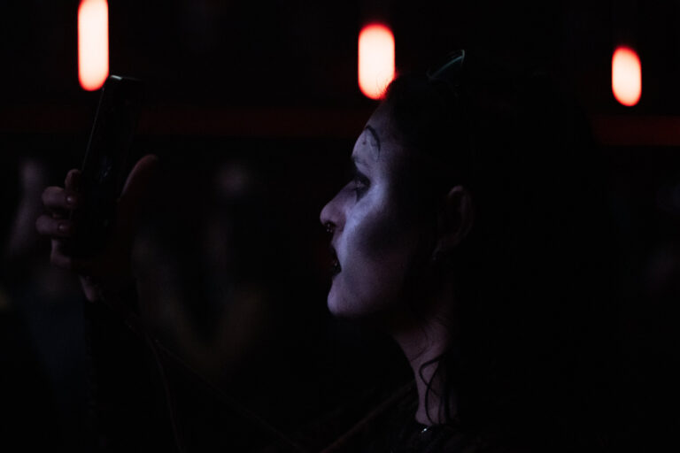 Perfil com maquiagem gótica na pista escura — Sad Baile Joker, Halloween em São Paulo, 17/10/2026