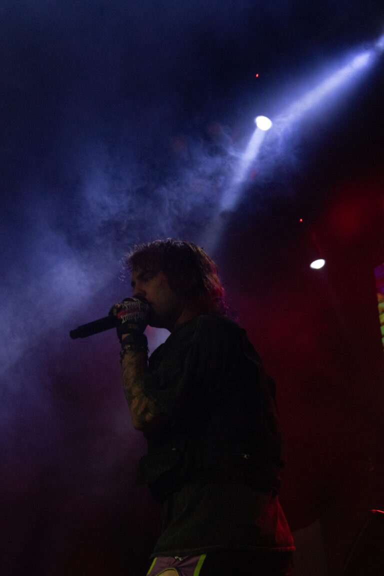 Rapper canta em contraluz com fumaça — Sad Baile Joker, Halloween em São Paulo, 17/10/2026