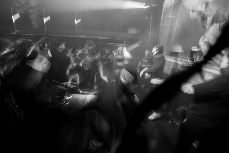 Pista lotada em preto e branco — Sad Baile Joker, Halloween em São Paulo, 17/10/2026