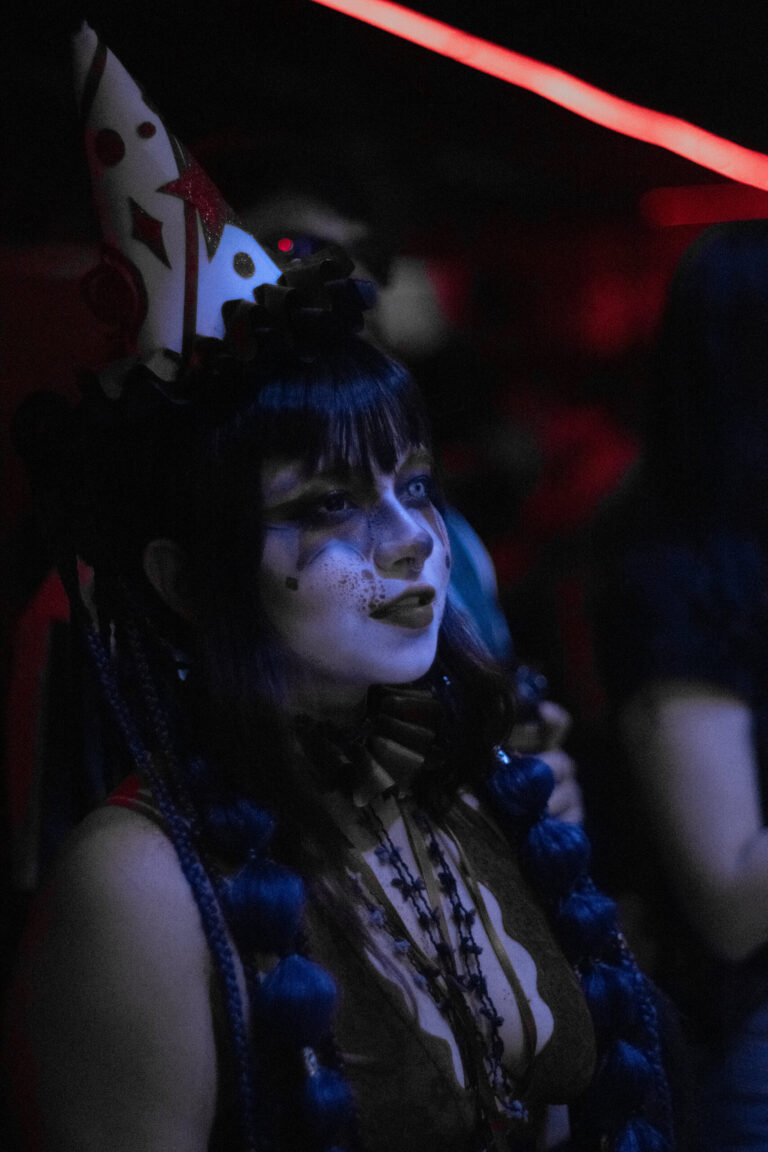 Palhaça de chapéu de bolinhas e tranças azuis — Sad Baile Joker, Halloween em São Paulo, 17/10/2026