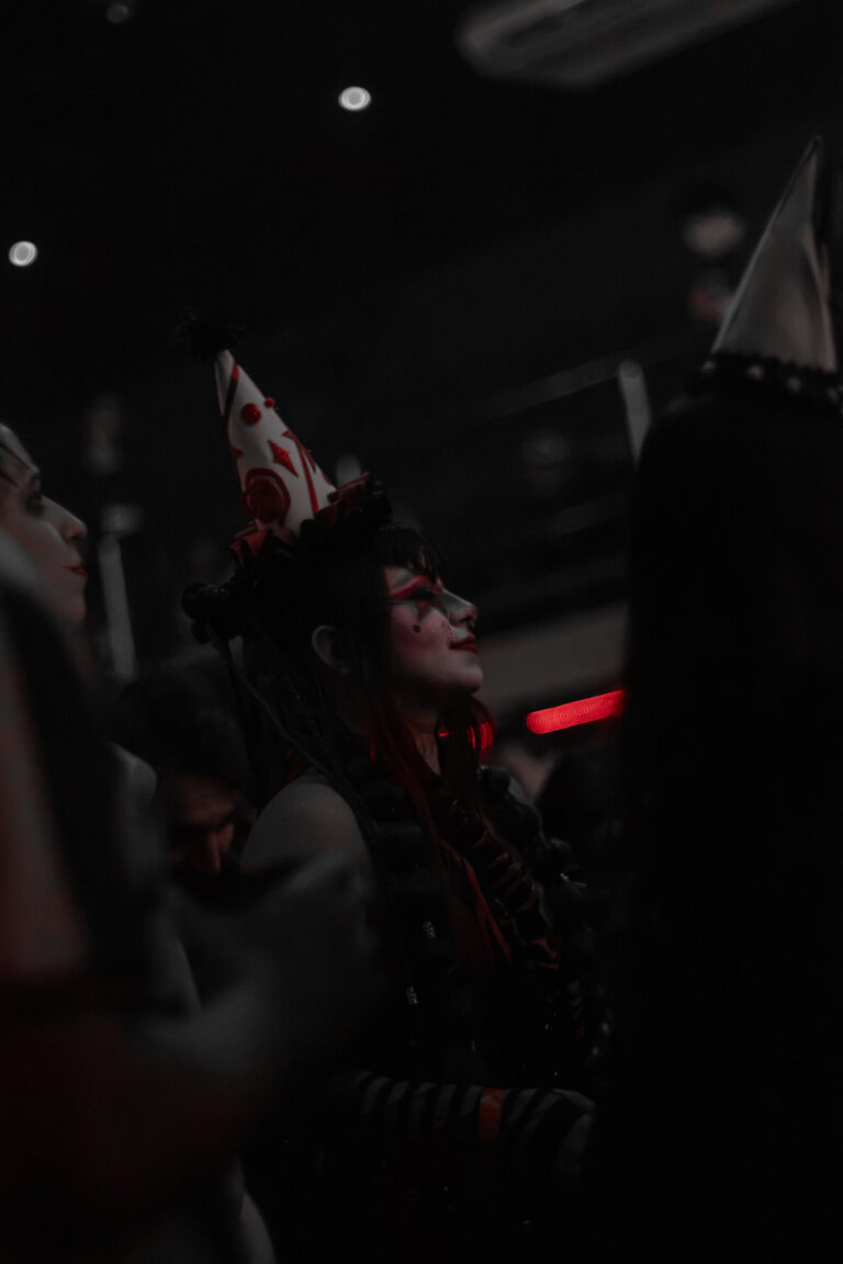 Pista escura com fantasias de chapéu pontudo — Sad Baile Joker, Halloween em São Paulo, 17/10/2026