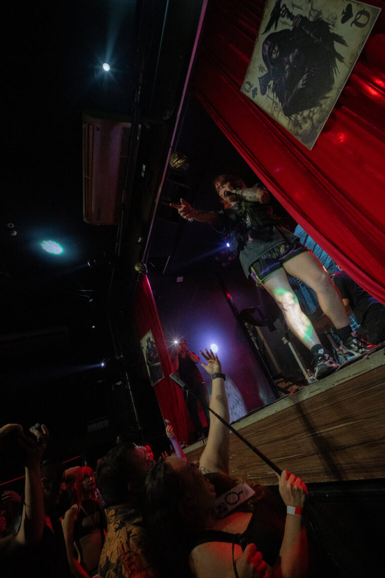 Artista no palco com o público abaixo — Sad Baile Joker, Halloween em São Paulo, 17/10/2026