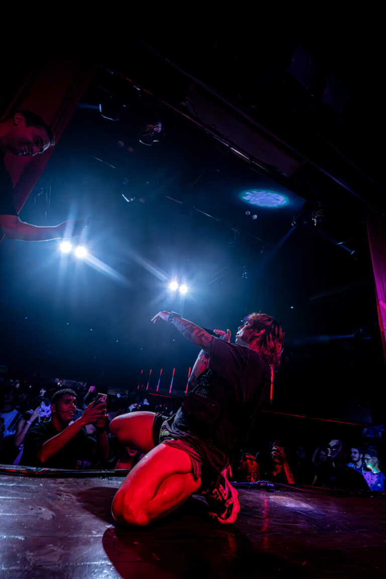 Artista se joga no palco sob os refletores — Sad Baile Joker, Halloween em São Paulo, 17/10/2026