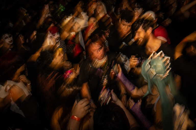 Público agitado em movimento na pista — Sad Baile Joker, Halloween em São Paulo, 17/10/2026
