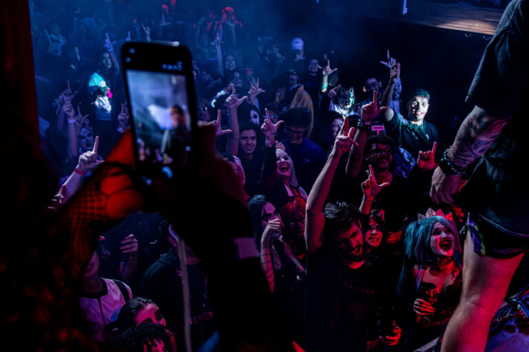 Público filma o show com o celular — Sad Baile Joker, Halloween em São Paulo, 17/10/2026