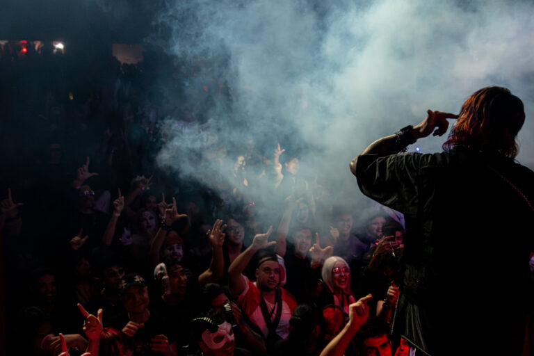 Rapper em contraluz com fumaça sobre o público — Sad Baile Joker, Halloween em São Paulo, 17/10/2026