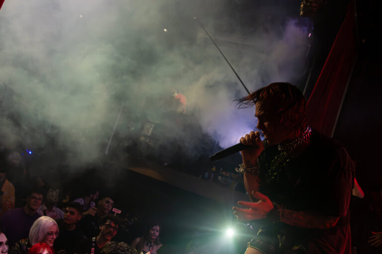 Rapper canta com fumaça e luz branca — Sad Baile Joker, Halloween em São Paulo, 17/10/2026