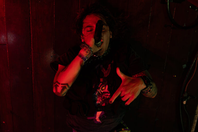 Rapper canta sob luz vermelha — Sad Baile Joker, Halloween em São Paulo, 17/10/2026