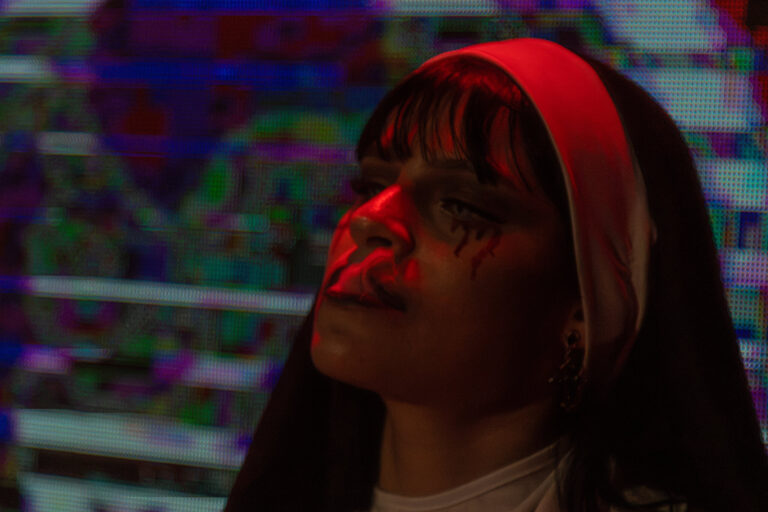 Garota fantasiada de freira olha para cima — Sad Baile Joker, Halloween em São Paulo, 17/10/2026