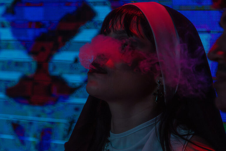 Freira solta fumaça diante do telão — Sad Baile Joker, Halloween em São Paulo, 17/10/2026