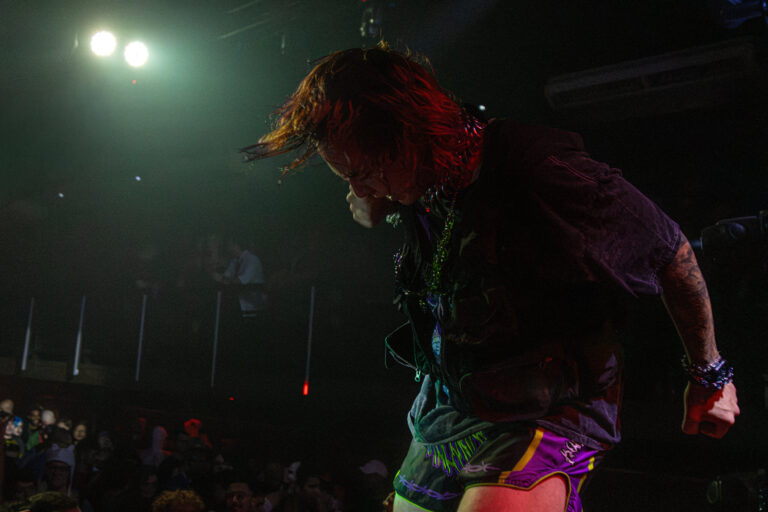 Artista de cabelo ruivo se inclina no palco — Sad Baile Joker, Halloween em São Paulo, 17/10/2026