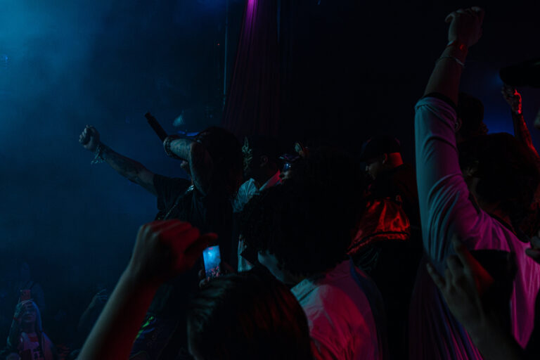 Mãos para o alto diante do palco azul — Sad Baile Joker, Halloween em São Paulo, 17/10/2026