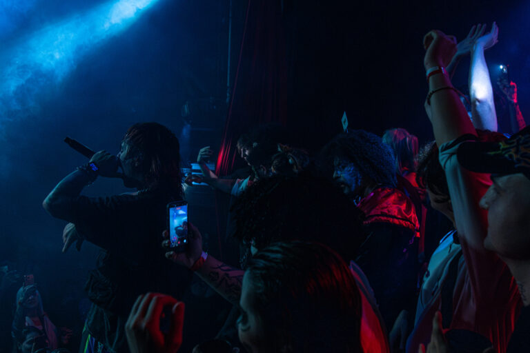 Rapper canta com fãs filmando — Sad Baile Joker, Halloween em São Paulo, 17/10/2026