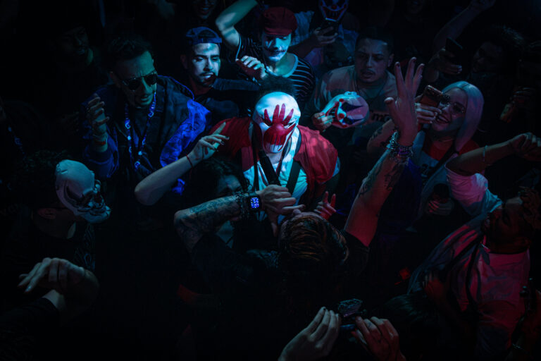 Fantasia de palhaço mascarado no meio da pista — Sad Baile Joker, Halloween em São Paulo, 17/10/2026