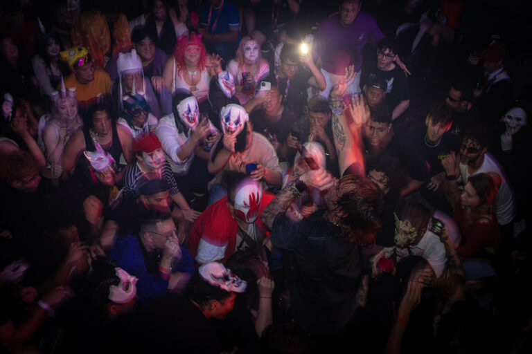 Pista lotada de máscaras de palhaço — Sad Baile Joker, Halloween em São Paulo, 17/10/2026