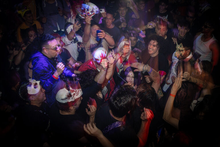 Galera fantasiada na pista vista do alto — Sad Baile Joker, Halloween em São Paulo, 17/10/2026