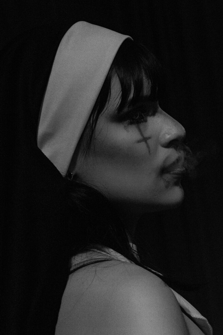 Freira em preto e branco de perfil — Sad Baile Joker, Halloween em São Paulo, 17/10/2026