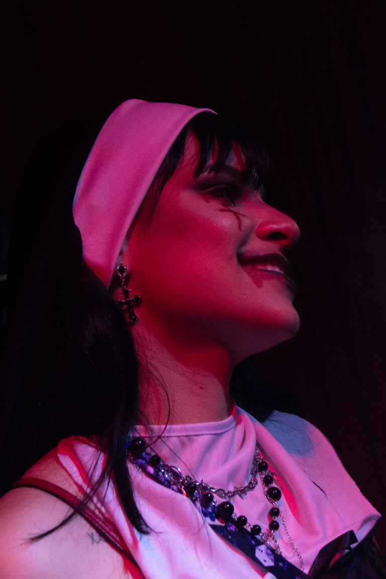 Freira sorri sob luz rosa — Sad Baile Joker, Halloween em São Paulo, 17/10/2026