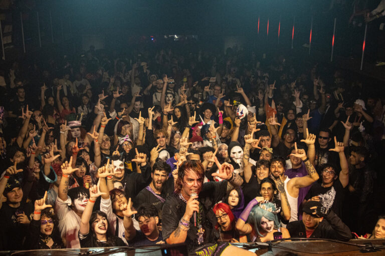 Pista lotada vista do palco — Sad Baile Joker, Halloween em São Paulo, 17/10/2026