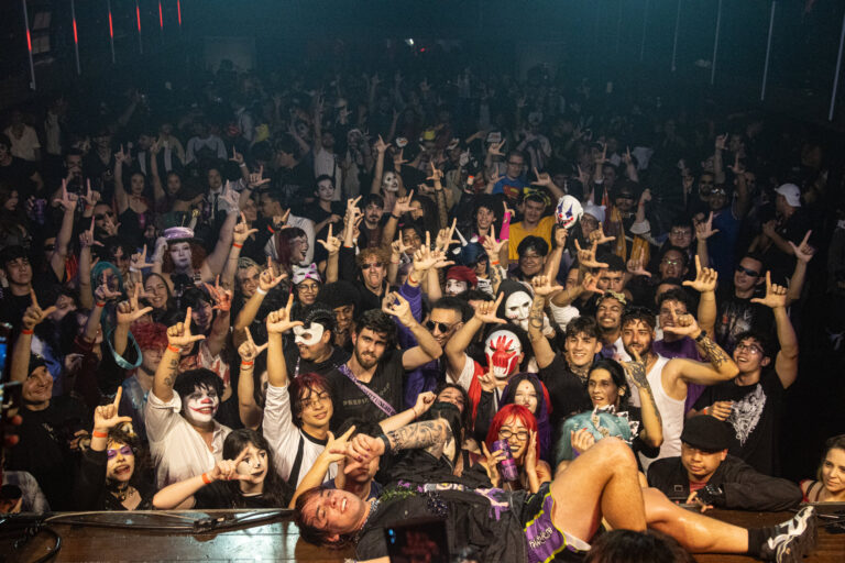 Plateia vibrando vista do palco — Sad Baile Joker, Halloween em São Paulo, 17/10/2026