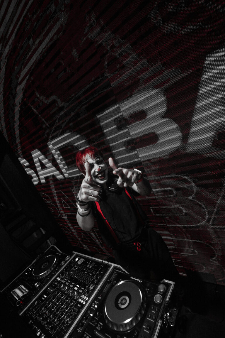 DJ aponta para a câmera com o logo da Sad Baile atrás — Sad Baile Joker, Halloween em São Paulo, 17/10/2026