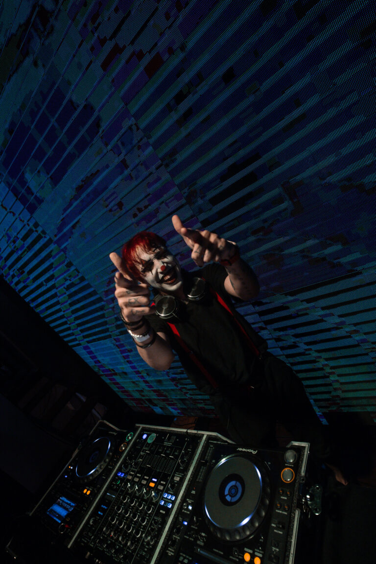 DJ de rosto pintado aponta para cima — Sad Baile Joker, Halloween em São Paulo, 17/10/2026