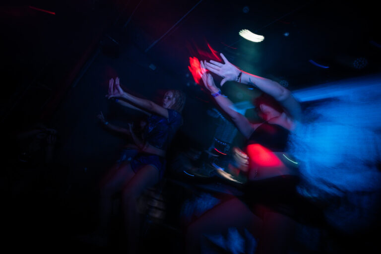 Dançarina em movimento sob luz azul — Sad Baile Joker, Halloween em São Paulo, 17/10/2026