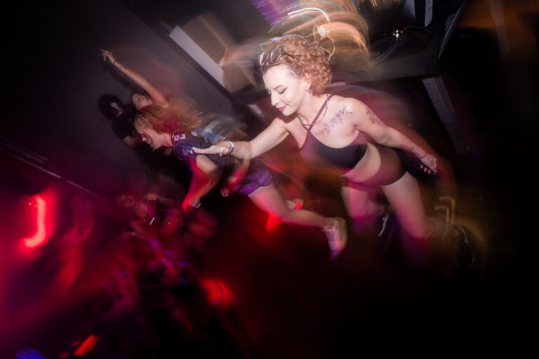 Garota dança com luz rosa em movimento — Sad Baile Joker, Halloween em São Paulo, 17/10/2026