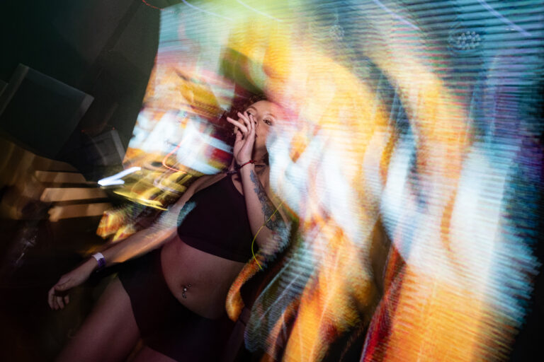 Garota dança com rastro de luz amarela — Sad Baile Joker, Halloween em São Paulo, 17/10/2026