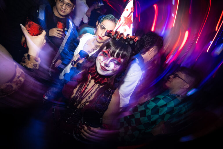 Galera fantasiada em foto com efeito de movimento — Sad Baile Joker, Halloween em São Paulo, 17/10/2026