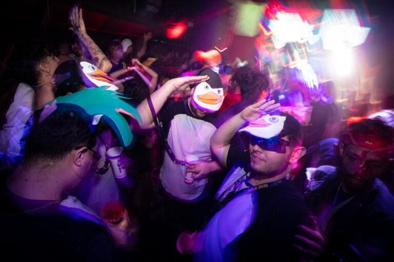 Amigos com chapéus de bicho na pista — Sad Baile Joker, Halloween em São Paulo, 17/10/2026