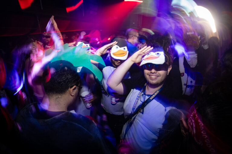 Rapaz com chapéu de pinguim faz pose — Sad Baile Joker, Halloween em São Paulo, 17/10/2026