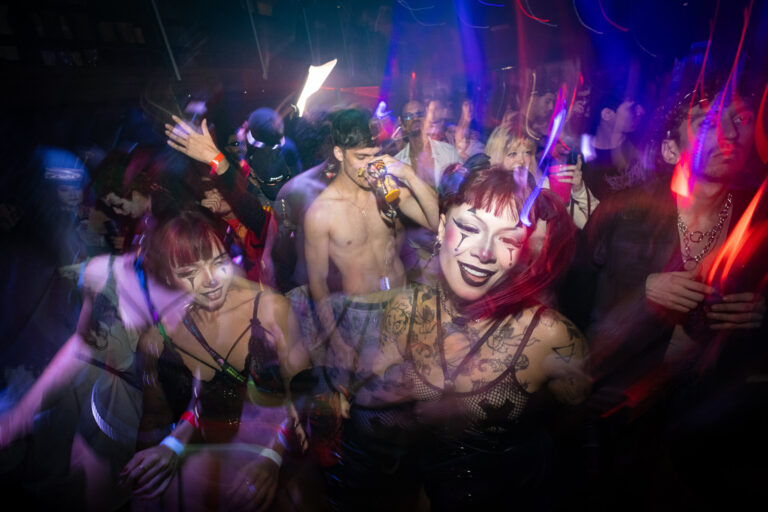 Galera dança sob rastros de luz — Sad Baile Joker, Halloween em São Paulo, 17/10/2026