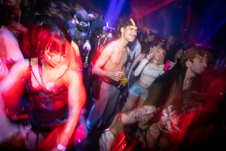 Garota de vermelho dança na pista agitada — Sad Baile Joker, Halloween em São Paulo, 17/10/2026