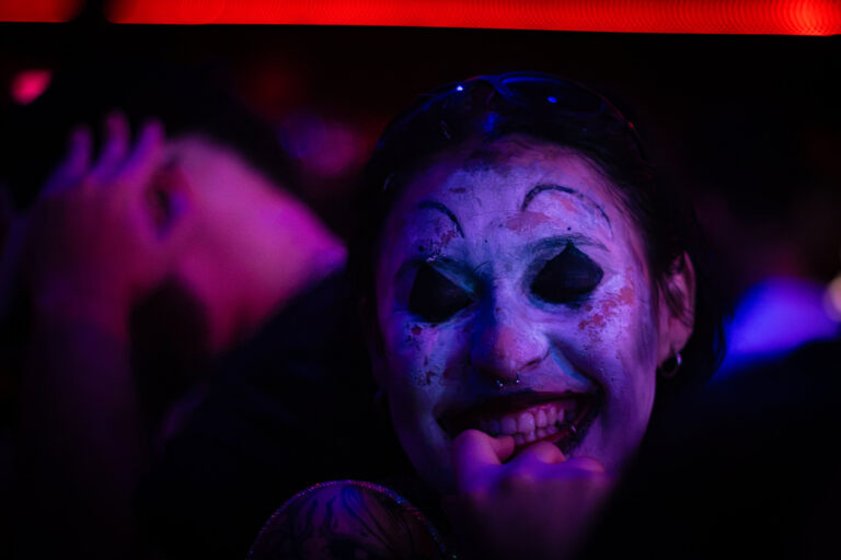 Rosto com maquiagem de palhaço assustador — Sad Baile Joker, Halloween em São Paulo, 17/10/2026