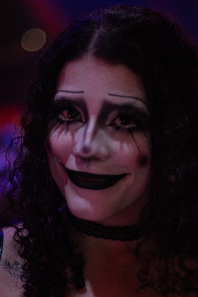 Garota de cabelo cacheado com maquiagem de palhaça — Sad Baile Joker, Halloween em São Paulo, 17/10/2026