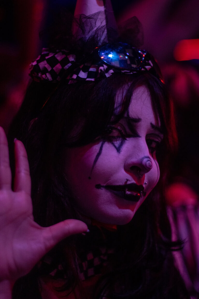 Palhaça de tiara com a mão aberta — Sad Baile Joker, Halloween em São Paulo, 17/10/2026