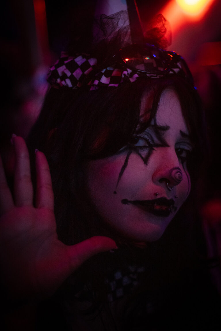 Palhaça com coração pintado no rosto — Sad Baile Joker, Halloween em São Paulo, 17/10/2026