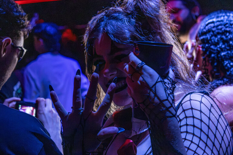 Garota de luva arrastão faz pose na pista — Sad Baile Joker, Halloween em São Paulo, 17/10/2026