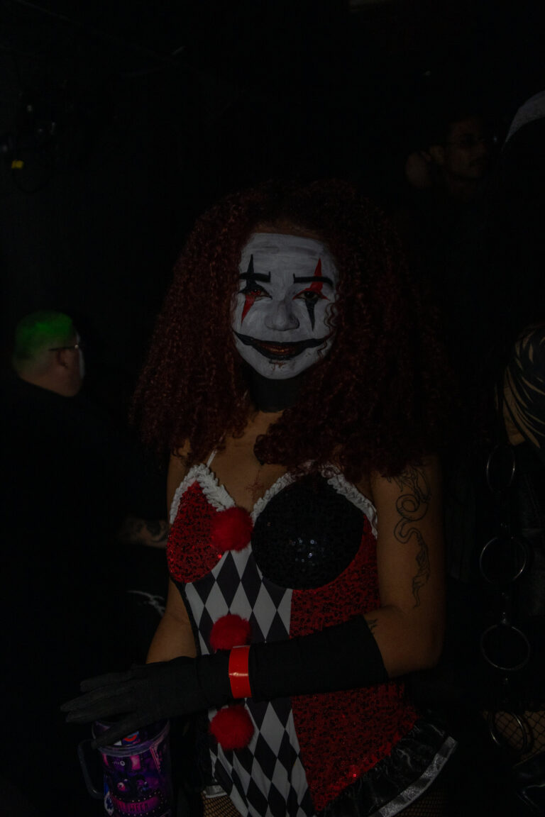 Fantasia de Arlequina com maquiagem de palhaço — Sad Baile Joker, Halloween em São Paulo, 17/10/2026