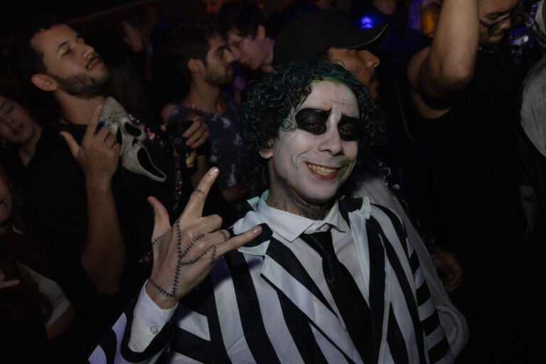 Fantasia de Beetlejuice de terno listrado — Sad Baile Joker, Halloween em São Paulo, 17/10/2026