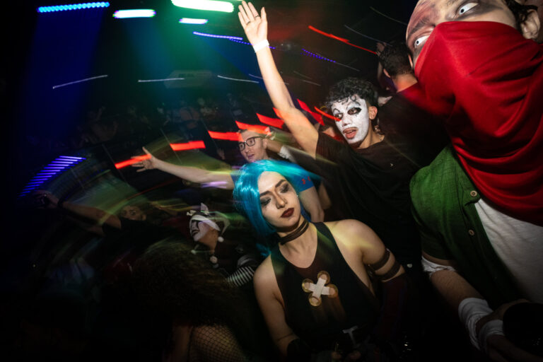 Pista com garota de cabelo azul e palhaço — Sad Baile Joker, Halloween em São Paulo, 17/10/2026