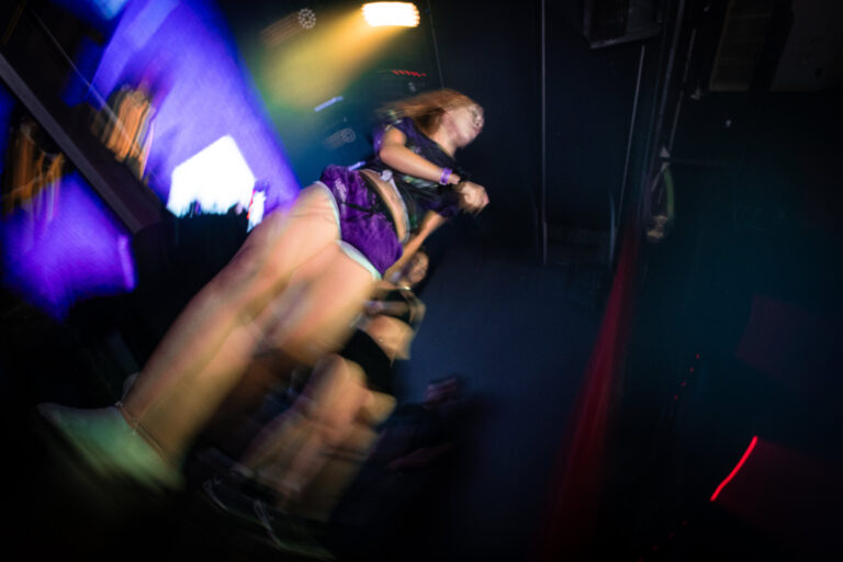 Garota dança sob luz azul — Sad Baile Joker, Halloween em São Paulo, 17/10/2026