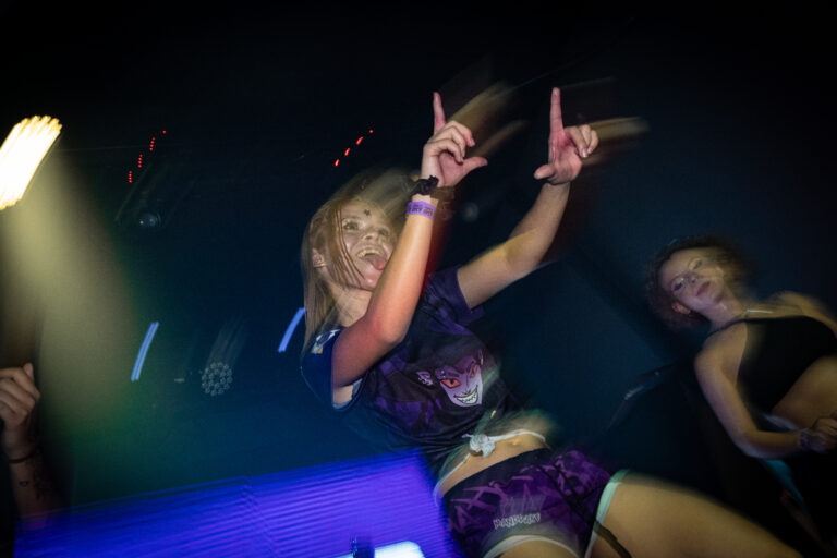 Garota loira dança com as mãos para cima — Sad Baile Joker, Halloween em São Paulo, 17/10/2026
