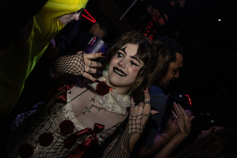 Boneca de rosto pintado mostra a língua — Sad Baile Joker, Halloween em São Paulo, 17/10/2026
