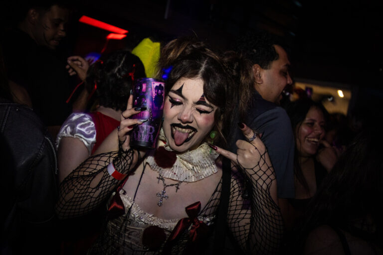 Boneca com copo Joker faz careta — Sad Baile Joker, Halloween em São Paulo, 17/10/2026