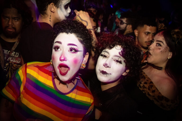 Amigas de rosto pintado, uma de blusa arco-íris — Sad Baile Joker, Halloween em São Paulo, 17/10/2026