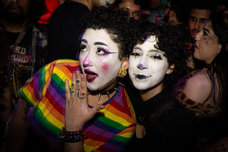 Mímicas de blusa arco-íris abraçadas — Sad Baile Joker, Halloween em São Paulo, 17/10/2026